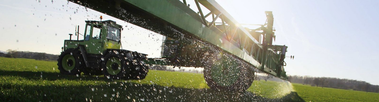 Düngemittel für landwirtschaftliche Betriebe Bild von einem Düngefahrzeug im Einsatz